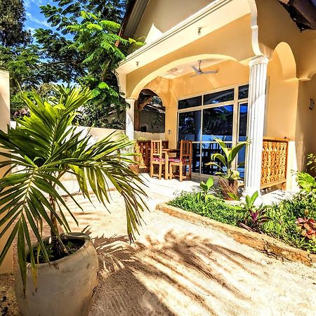 Mkadi Beach House Hotel Нунгви Екстериор снимка