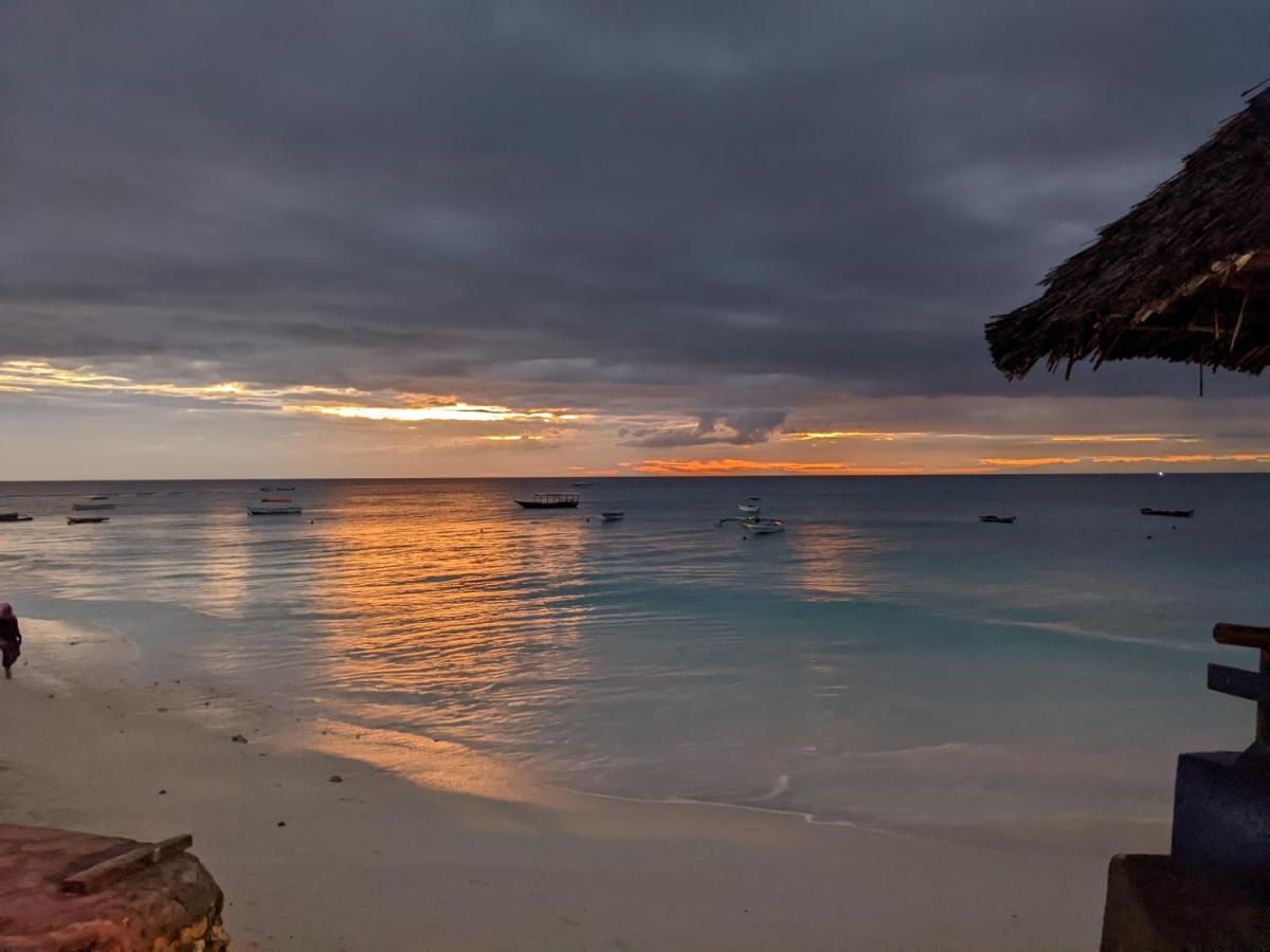 Mkadi Beach House Hotel Нунгви Екстериор снимка