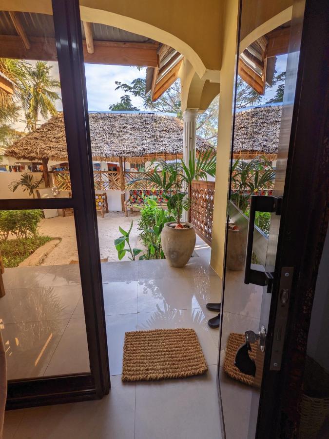 Mkadi Beach House Hotel Нунгви Екстериор снимка