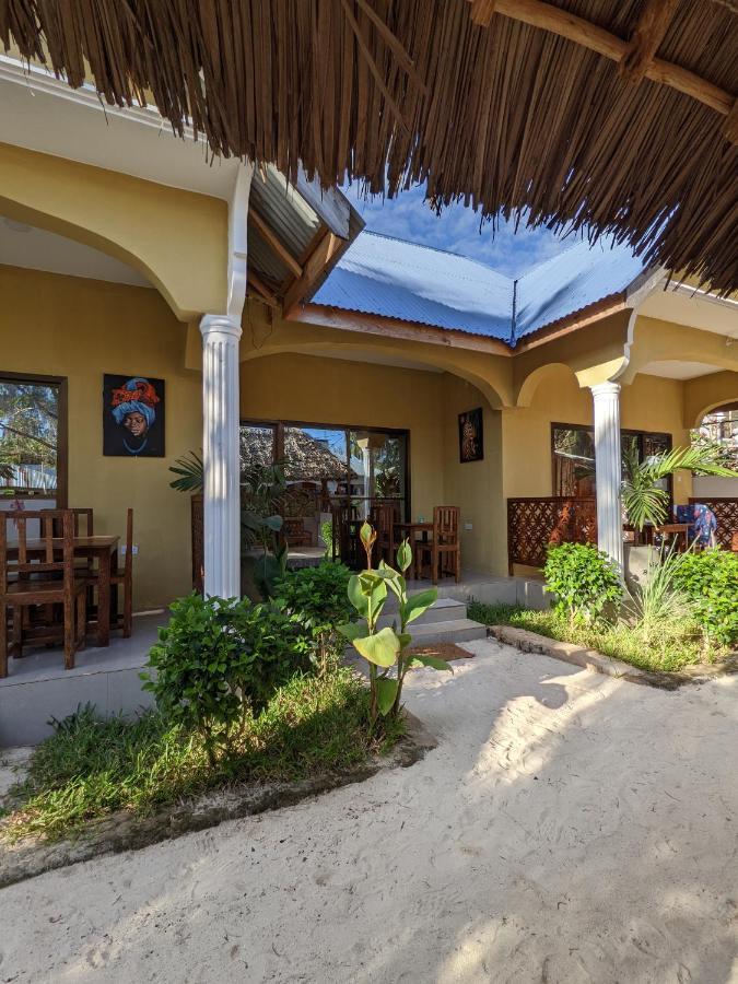 Mkadi Beach House Hotel Нунгви Екстериор снимка