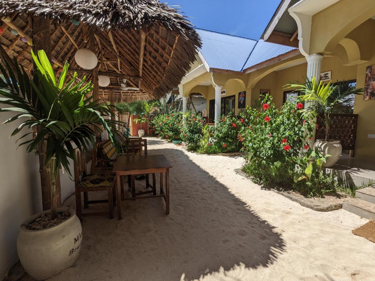 Mkadi Beach House Hotel Нунгви Екстериор снимка