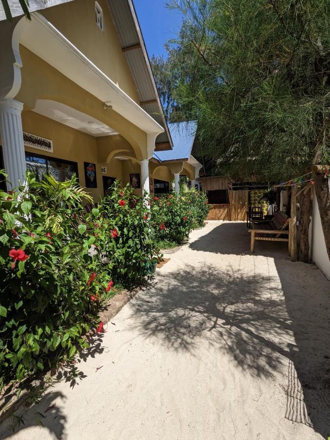 Mkadi Beach House Hotel Нунгви Екстериор снимка