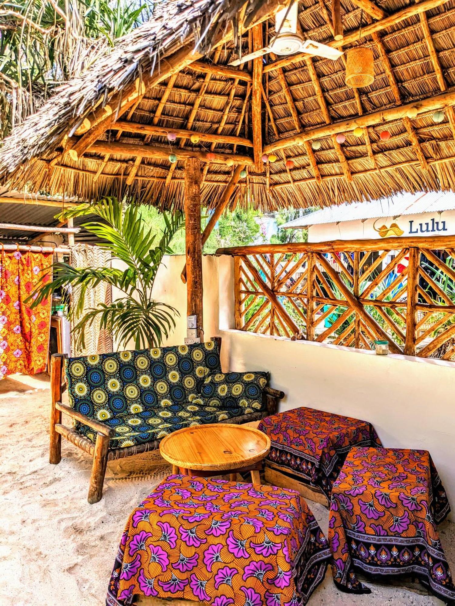 Mkadi Beach House Hotel Нунгви Екстериор снимка