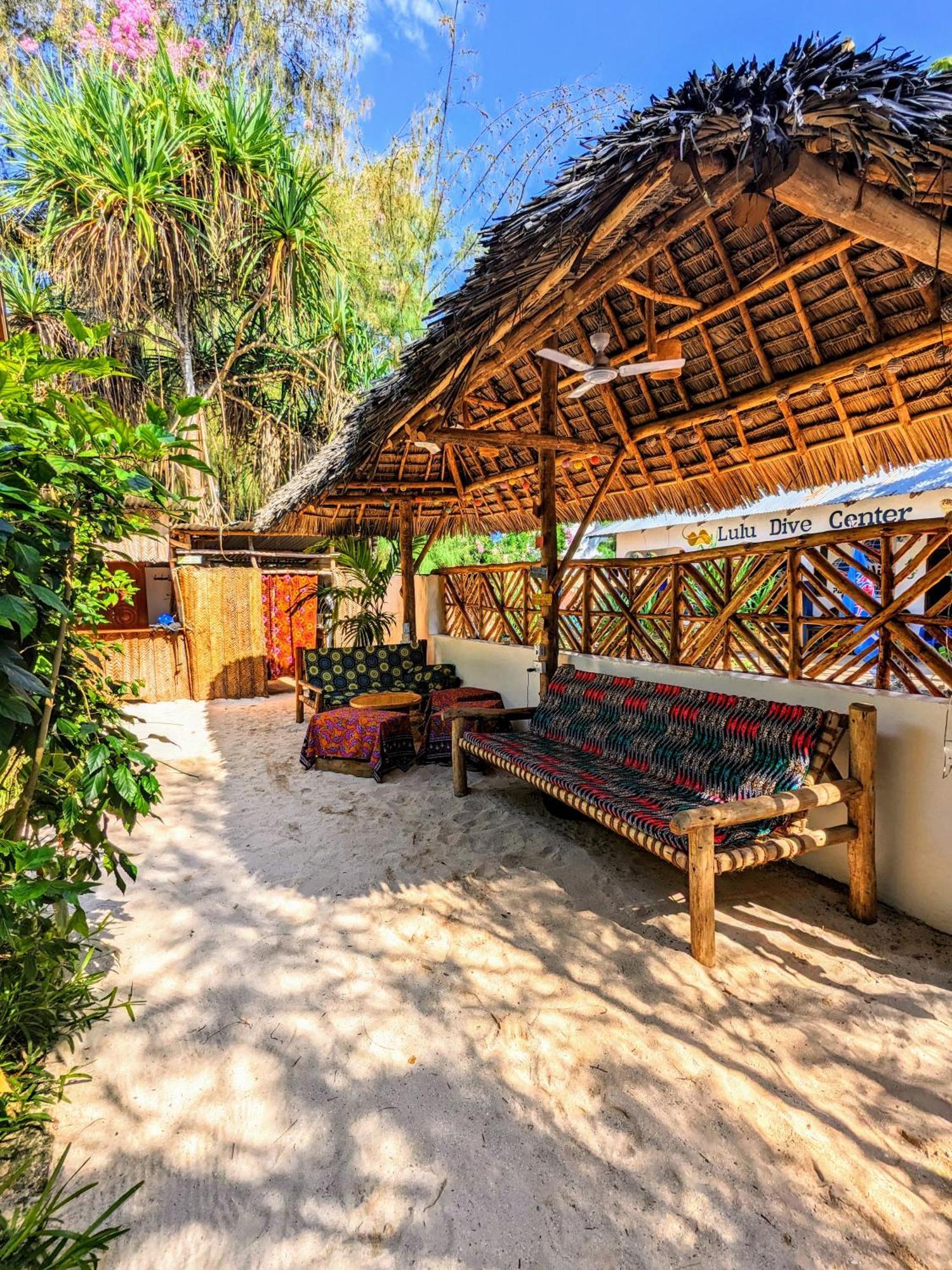 Mkadi Beach House Hotel Нунгви Екстериор снимка