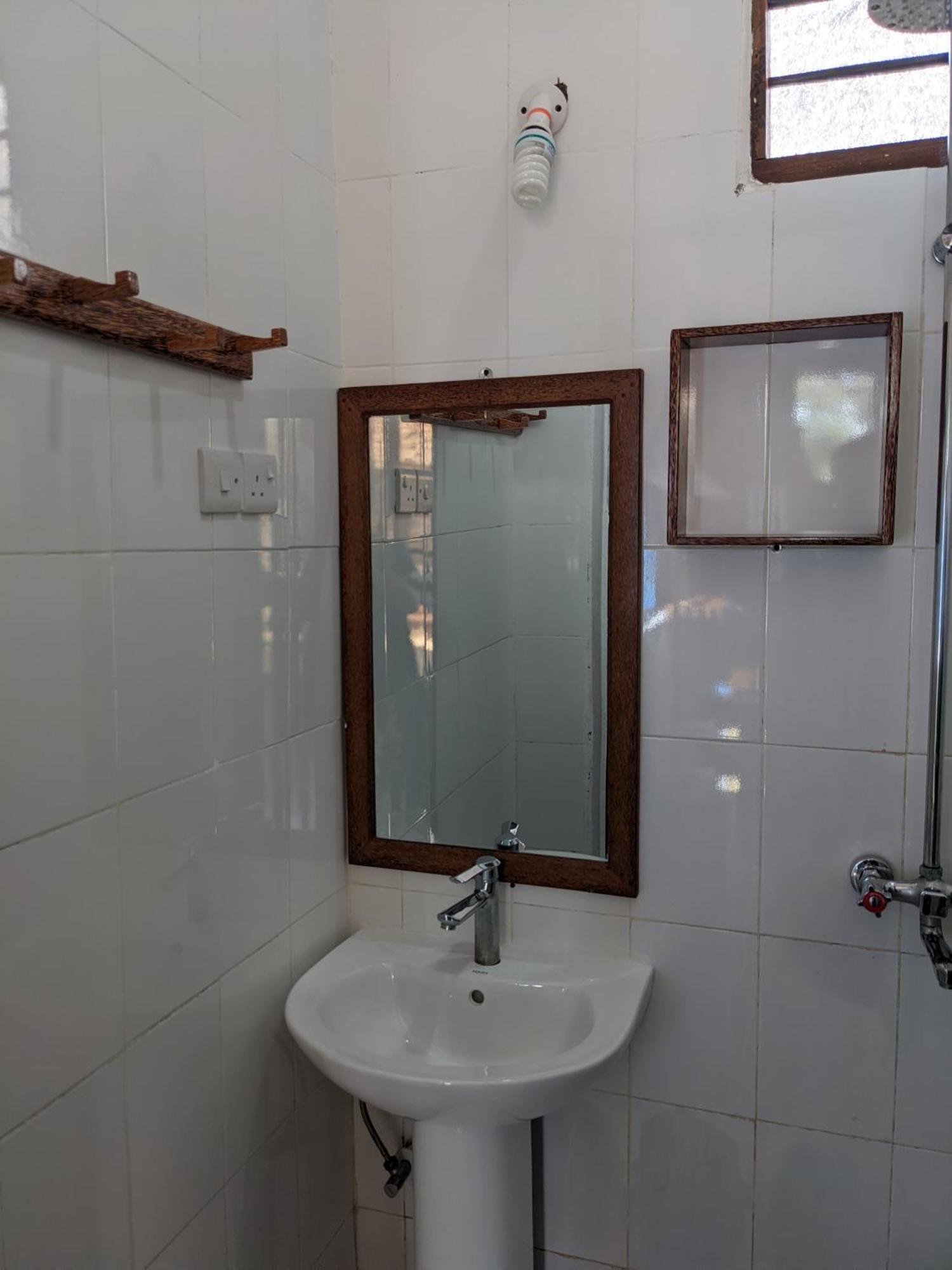 Mkadi Beach House Hotel Нунгви Стая снимка