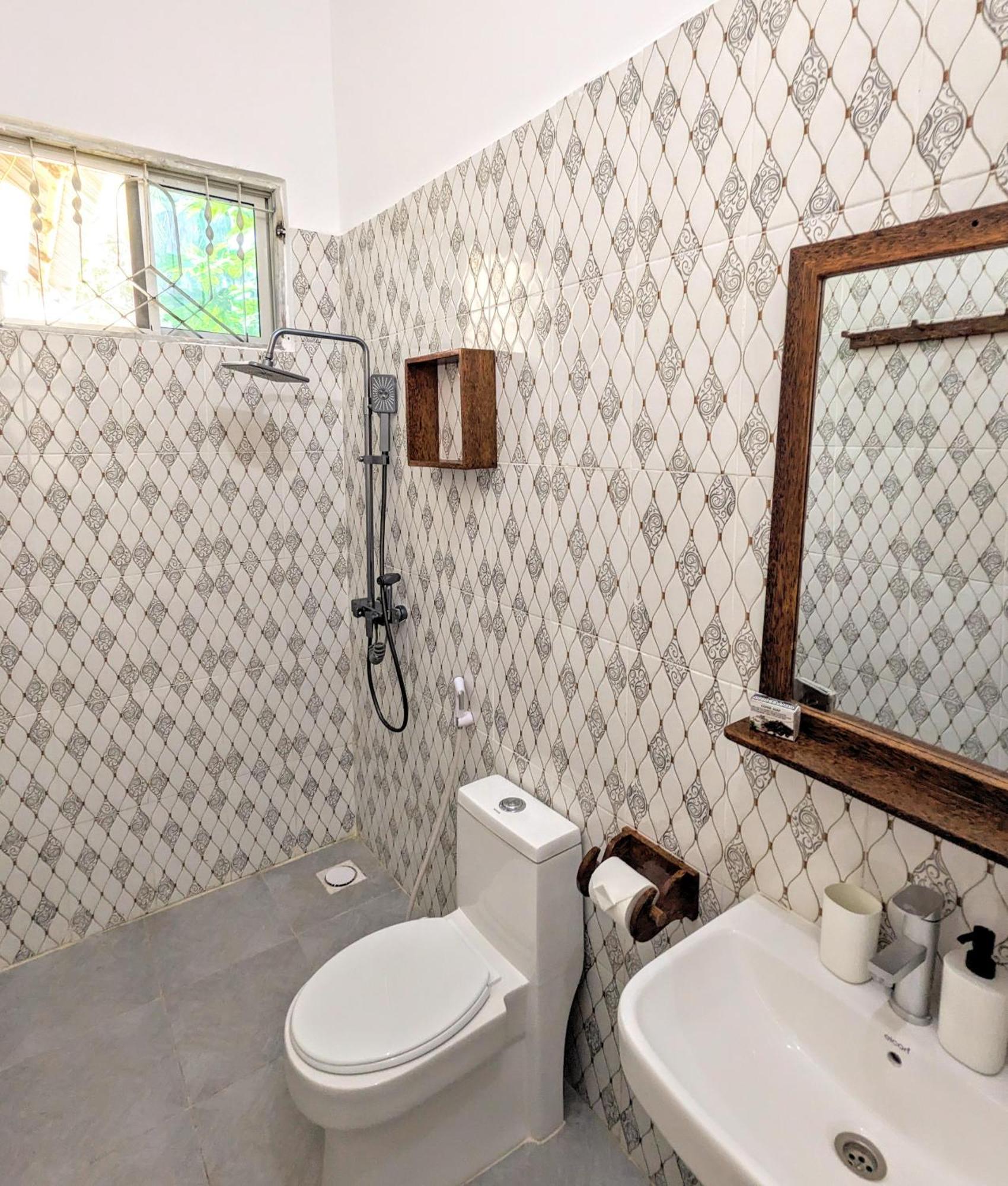 Mkadi Beach House Hotel Нунгви Екстериор снимка