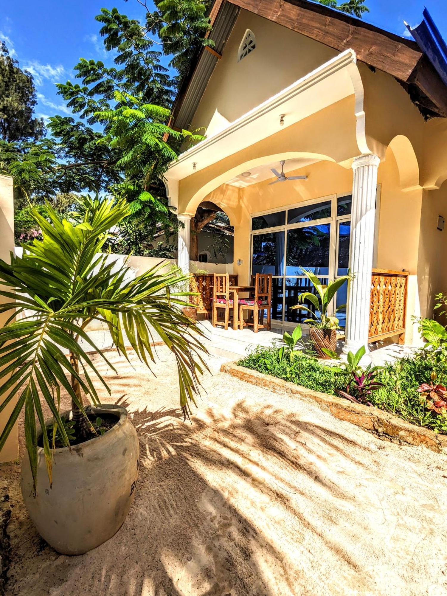 Mkadi Beach House Hotel Нунгви Екстериор снимка