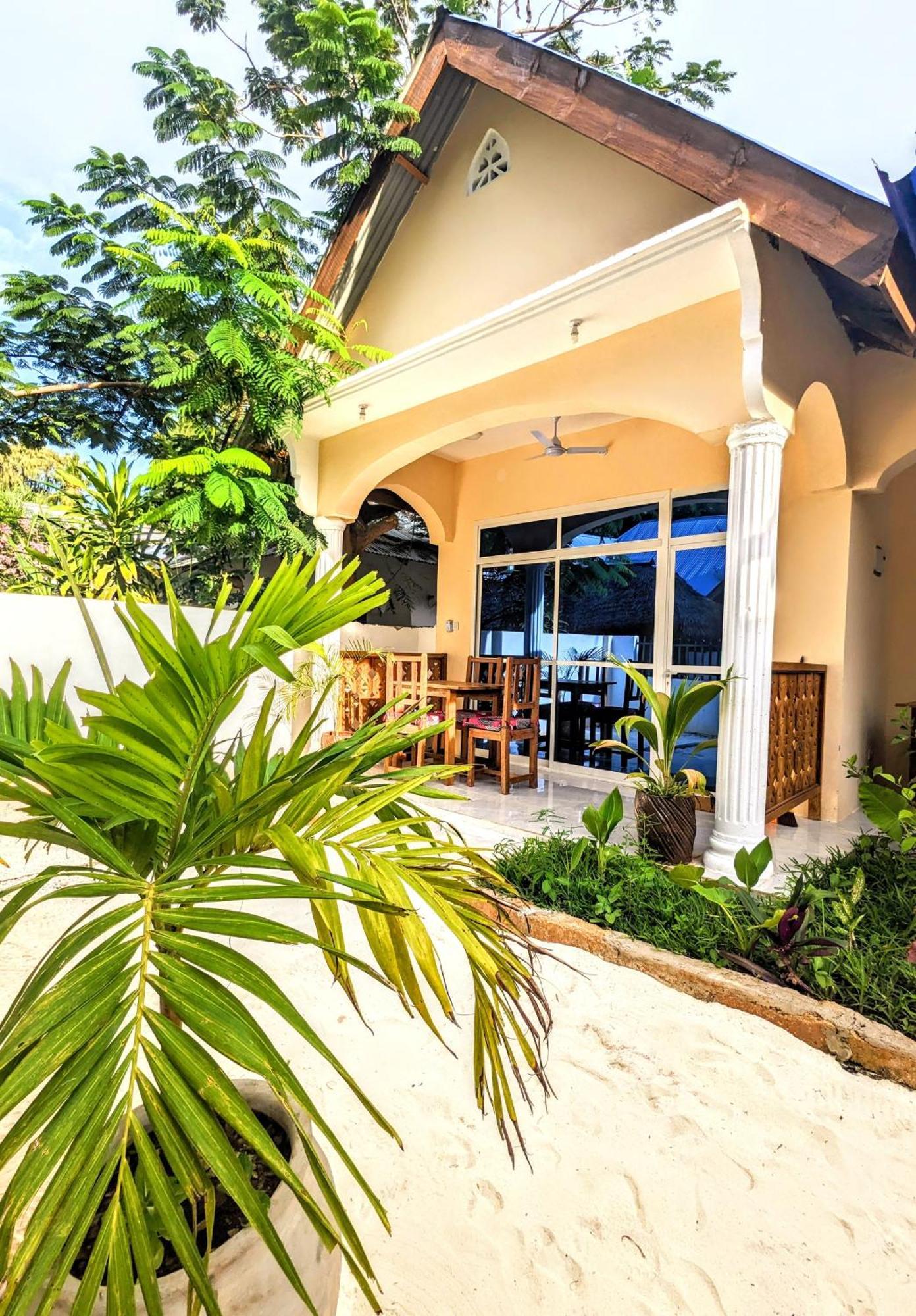 Mkadi Beach House Hotel Нунгви Екстериор снимка